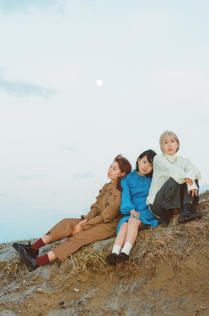 リーガルリリー、ライヴ音源集『Regallily Live "Lumen"』5週連続配信リリース決定。第1弾「蛍狩り (Live at 中野サンプラザ 2022.2.8)」リリース