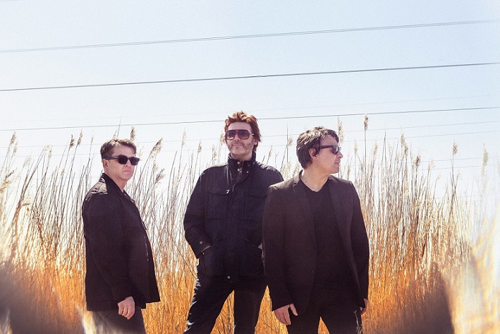 MANIC STREET PREACHERS、21世紀の幕開け飾った歴史的アルバム『Know Your Enemy』を当初の意図を組んだ真の姿で再リリース