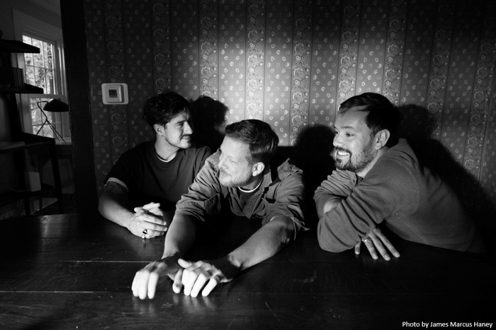 MUMFORD & SONS、6年半ぶりとなるニュー・アルバム『Rushmere』本日3/28リリース。米TV番組でのタイトル・トラックのパフォーマンス映像公開