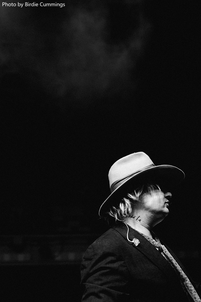 Peter Doherty（THE LIBERTINES）、5月リリースのアルバム『Felt Better Alive』よりJohn Lennonに影響された新曲「The Day The Baron Died」発表。夫婦で出演したMVも公開