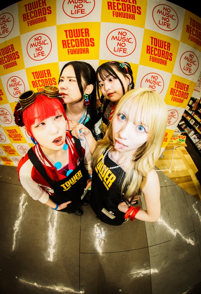 松隈ケンタがプロデュースするガールズ・グループ Girls be bad、初CDリリースに合わせ東名阪福ツアー＆全国でのリリース・イベント開催決定。タワレコとコラボした新アー写公開