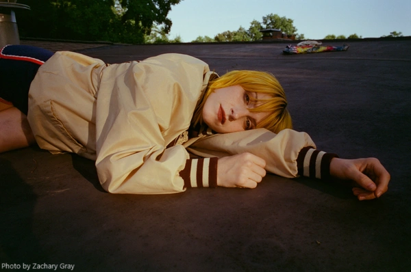 Hayley Williams（PARAMORE）、突如リリースした全17曲のシングル・コレクションより新曲「Glum」MV公開。バンド・メイト Zac FarroとAJ Gibboneyが監督