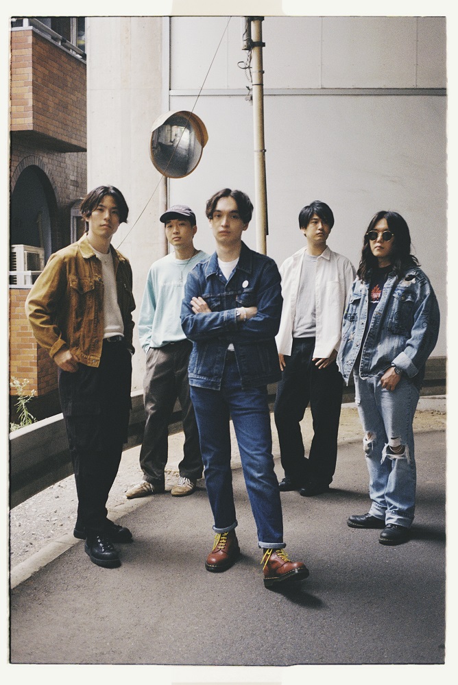 Johnnivan、初ライヴ・アルバム『Adaptation』10/8デジタル・リリース。先行シングル『Kayoesque / Frohsinn '82 (Live)』9/17配信開始
