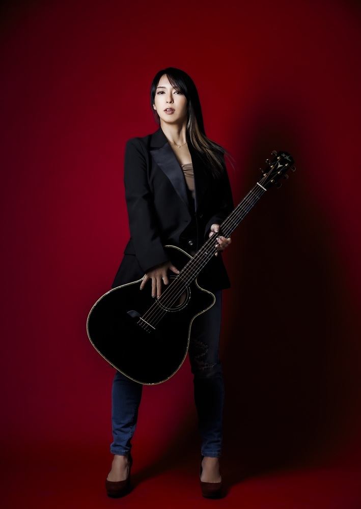 間々田 優、本日9/10リリースのアルバム表題曲「タイポグリセミア」MV公開。"ゲーム好き女子"に扮しコミカルに楽曲の世界観を再現