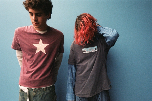 オーストラリア シドニー発のインディー・ポップ・デュオ ROYEL OTIS、アルバム『Hickey』収録曲「I Hate This Tune」スタジオ・ライヴ映像公開