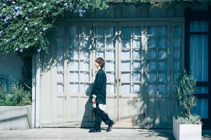 伊東歌詞太郎、最新EP『遠くで響くのは誰の足音？』収録楽曲「そんなに自分を責めないで」MV公開