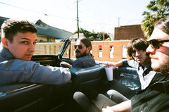 Arctic Monkeysアルバム・タイトル曲が最新シングルに、メンバー主演の最新PVも
