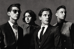 ARCTIC MONKEYS、9/9リリースのニュー・アルバム『Am』より、新曲「Why'd You Only Call Me When You're High?」のMVを公開 