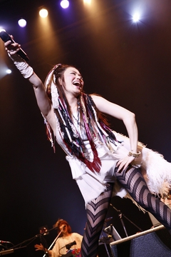 Chara、渋谷公会堂でのツアー・ファイナル公演で、6月5日にシングル『hug』のリリースを発表