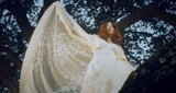 FLORENCE + THE MACHINEの新作PVはサイケデリックなドレス・パーティ！？