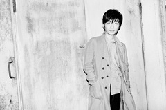 星野源、5thシングル『ギャグ』のジャケットを公開。“聖☆おにいさん”原作者、中村光による描き下ろしステッカーも封入決定