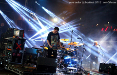 NEW ORDER、本日リリースの故Ian Curtisに捧げたライヴ・ベスト・アルバム『Live at Bestival 2012』の全曲視聴をスタート