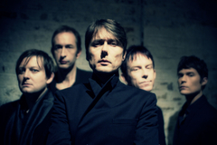 SUEDE、11年ぶりのニュー・アルバム『Bloodsports』から1stシングル「It Starts And Ends With You」MV公開