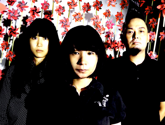 大阪発、3ピース女性Voバンド"コロボックルズ"が来年2月と3月に東阪ワンマン開催。本日3rdミニ・アルバム『かざぐるまセレナーデ』リリース
