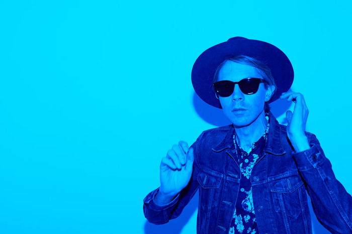 BECK、2/26にJoey Waronker（ATOMS FOR PEACE）ら参加のニュー・アルバム『Morning Phase』の日本盤リリース決定。収録曲「Blue Moon」のフル音源も公開