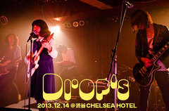 Drop'sのライヴ・レポートを公開。渋みのあるロックンロールで観衆を魅了した東京初ワンマン、CHELSEA HOTEL公演をレポート