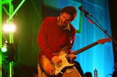 John Frusciante、4/8にソロ・アルバム『Enclosure』リリース決定。収録曲「Scratch」の無料ダウンロード開始