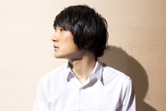 石崎ひゅーい、4/2リリースのミニ・アルバム『だからカーネーションは好きじゃない』からリード曲「僕だけの楽園」のミュージック・ビデオを公開