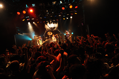 BUZZ THE BEARS、ニュー・ミニ・アルバム『L』のリリースを発表。6月よりツアーの開催も決定