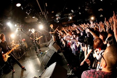 昨日開催されたKEYTALK SPRING TOUR 2014ツアー・ファイナルにファン熱狂。ライヴMCで4/1に重大発表があることを告知