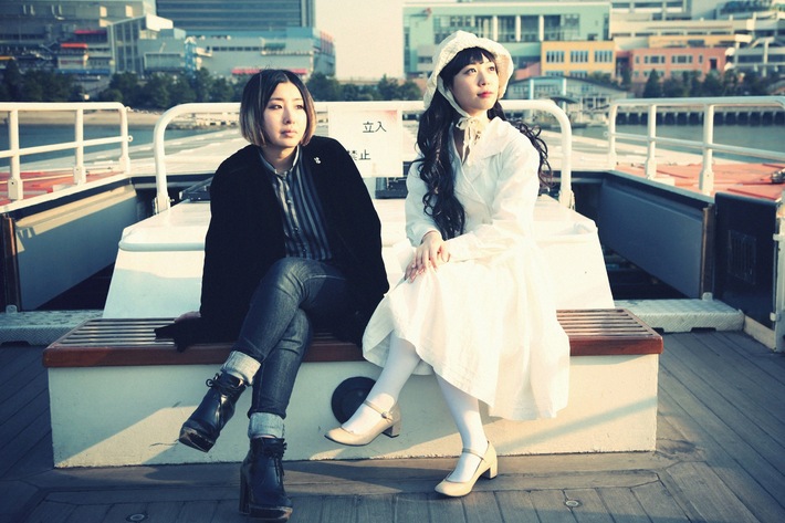 SEBASTIAN Xメンバーによる別ユニット"音沙汰"、新曲「ホームレス銀河」のMVを公開。全編モノクロの恋愛ドラマで永原真夏(Vo)が初の演技を披露