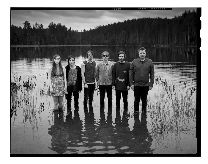 ノルウェー出身の男女混合6人組バンドTEAM ME、ニュー・アルバム『Blind As Night』を8/27に世界最速リリース決定