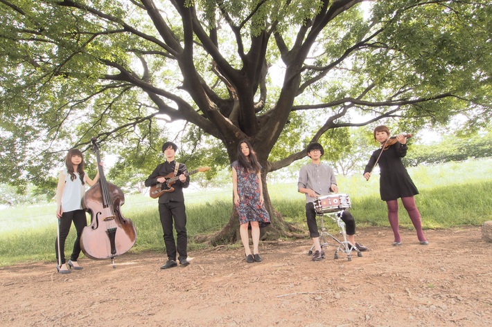 オーケストラルなサウンドを鳴らす5人組チーナ、8/6リリースのニュー・ミニ・アルバム『DOCCI』より「シラバス」のMV公開。8月よりリリース・ツアーも開催決定