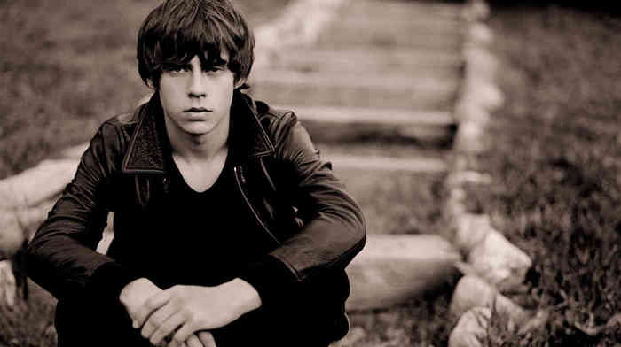 Jake Bugg、IMAGINE DRAGONSの「Radioactive」をカヴァーしたパフォーマンス映像公開