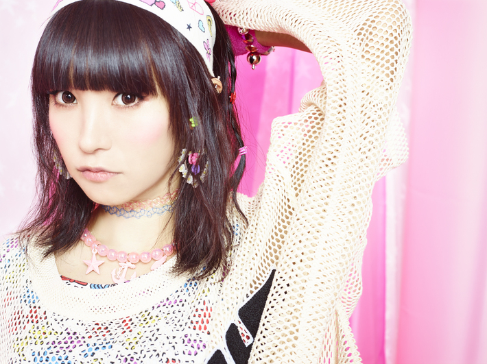 LiSA、9/17リリースの両A面シングルより、YUKI、藍坊主らを手掛ける野間康介 作曲・編曲の「BRiGHT FLiGHT」、SiMのMAH作曲による「L.Miranic」のMV公開