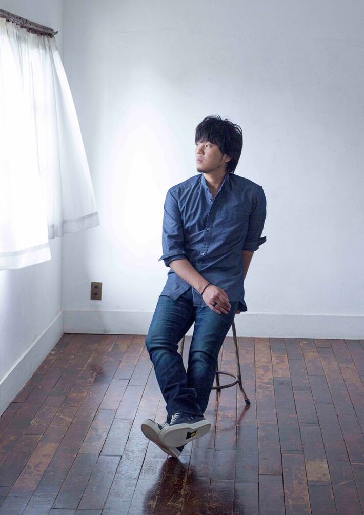 秦 基博、10/29に初の"弾き語り"ベスト・アルバム『evergreen』リリース決定。全シングル曲＋代表曲を新録スタジオ音源＆ライヴ音源で収録