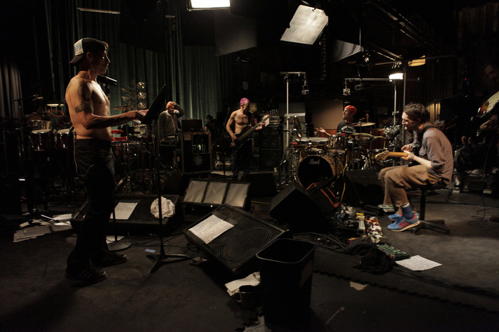 RED HOT CHILI PEPPERS、2012年に行われた貴重なスタジオ・ライヴの模様を9/28に日本初オンエア