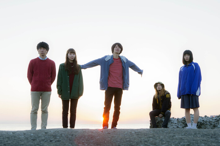 札幌在住バンド"本棚のモヨコ"、11/12にリリースする1stアルバム『TOMORROW NEVER KNOWS』のジャケット、最新アー写、収録曲「朝色」のMV公開。来年1月に東阪＆札幌でワンマン・ツアー開催決定