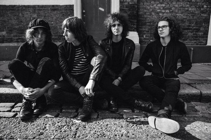 明日デビュー・アルバム『The Balcony』をリリースするウェールズ出身の4ピース・ロックバンド CATFISH AND THE BOTTLEMEN、来年1月に初の来日公演が決定