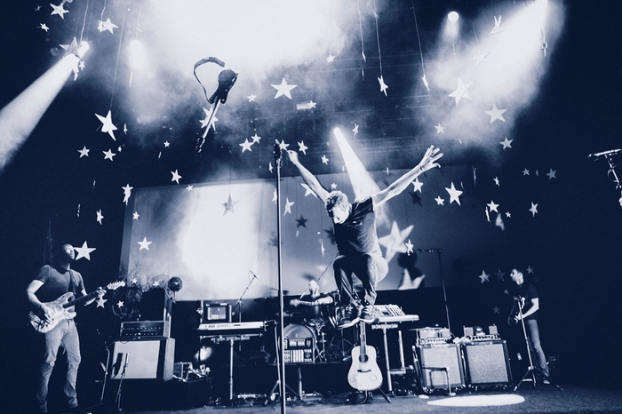 COLDPLAY、11/26リリースの映像作品『GHOST STORIES LIVE 2014』より「Ink」のパフォーマンス映像を公開