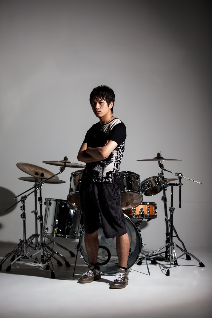 ピエール中野、10/27にUstreamにて"バイブスTV"の緊急生放送が決定。電子ドラムV-Drumsを使った演奏も披露