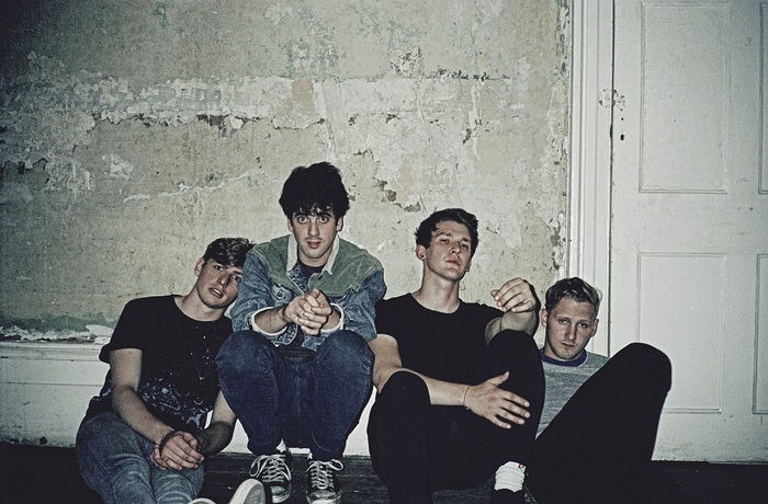 CIRCA WAVES、新曲「Fossils」の音源公開。来年1月に開催される来日公演に向けたメンバーによる動画コメントも到着