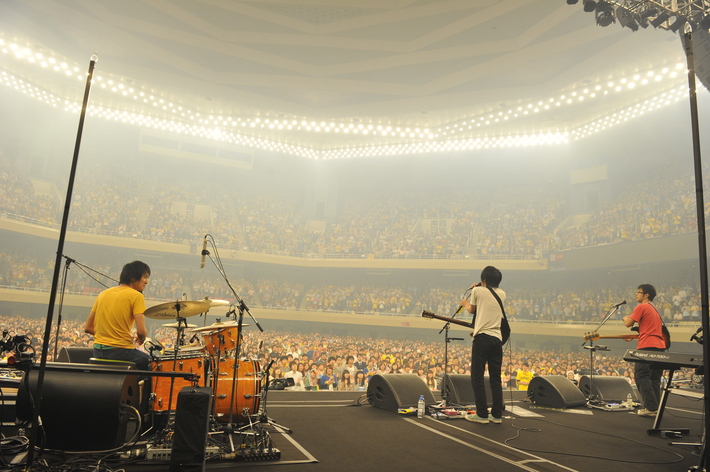 andymori、日本武道館でのラスト・ライヴを12/24にDVDとしてリリース決定。当日のライヴ映像より新曲含む2曲をオフィシャルYouTubeで先行公開