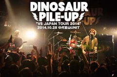 UKの爆音3ピース、Dinosaur Pile-Upのライヴ・レポートを公開。BLUE ENCOUNTとの日英VSツアー1日目、Hello Sleepwalkersをゲストに迎えた東京公演をレポート