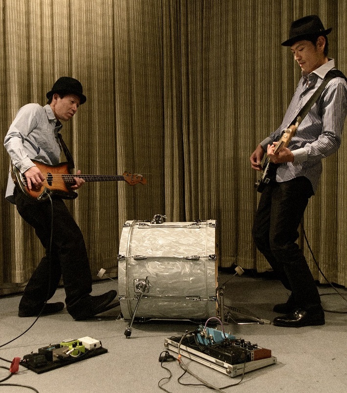 bloodthirsty butchersの射守矢雄×fOULの平松学のベーシスト2人が、来年2/4に1stアルバム『センボウノゴウ』リリース決定。予告編映像も公開