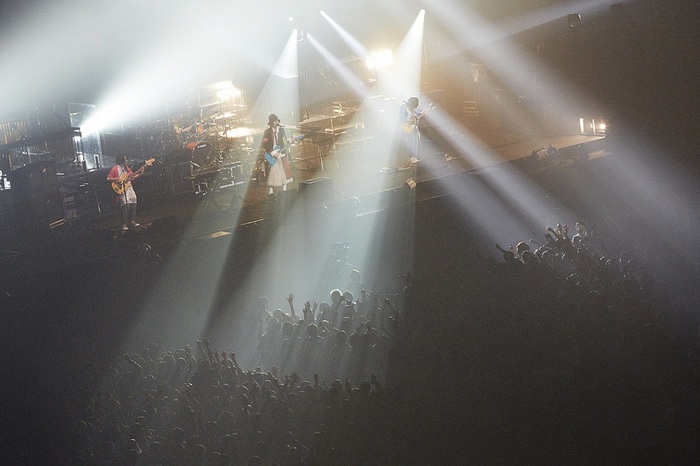 RADWIMPS、12/3にリリースするライヴ＆ドキュメント映像作品『×と○と君と』のジャケット写真＆「RADWIMPS 2014 DOCUMENT 4X4」のトレーラー公開