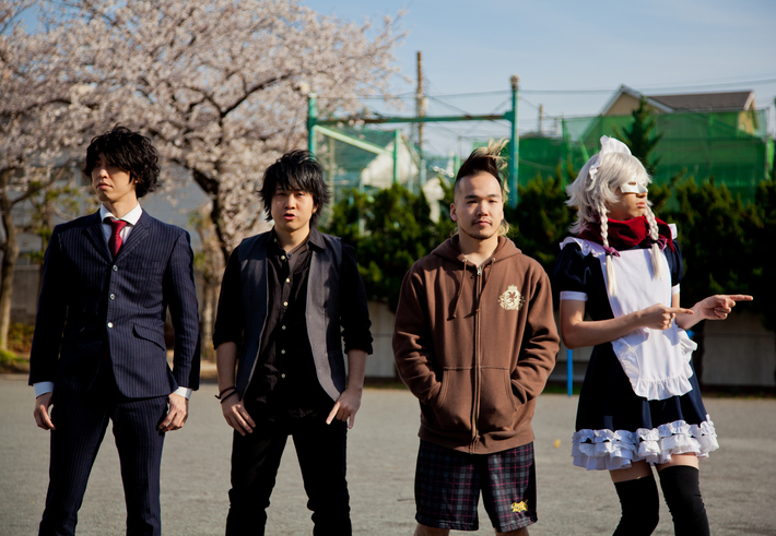 石鹸屋の厚志 (Vo)、BOSS (Ba)、音楽性の違いにより脱退を発表。3/7赤坂BLITZにて現体制最後となるライヴの開催決定