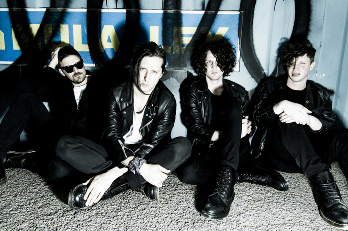 CARL BARÂT AND THE JACKALS、最新アルバム『Let It Reign』より「A Storm Is Coming」のパフォーマンス映像を公開