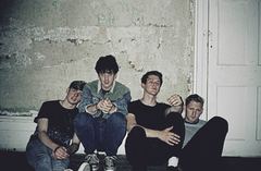 CIRCA WAVES、4/1にデビュー・アルバム『Young Chasers』国内盤リリース決定。新曲「T-Shirt Weather」のリリック・ビデオも公開