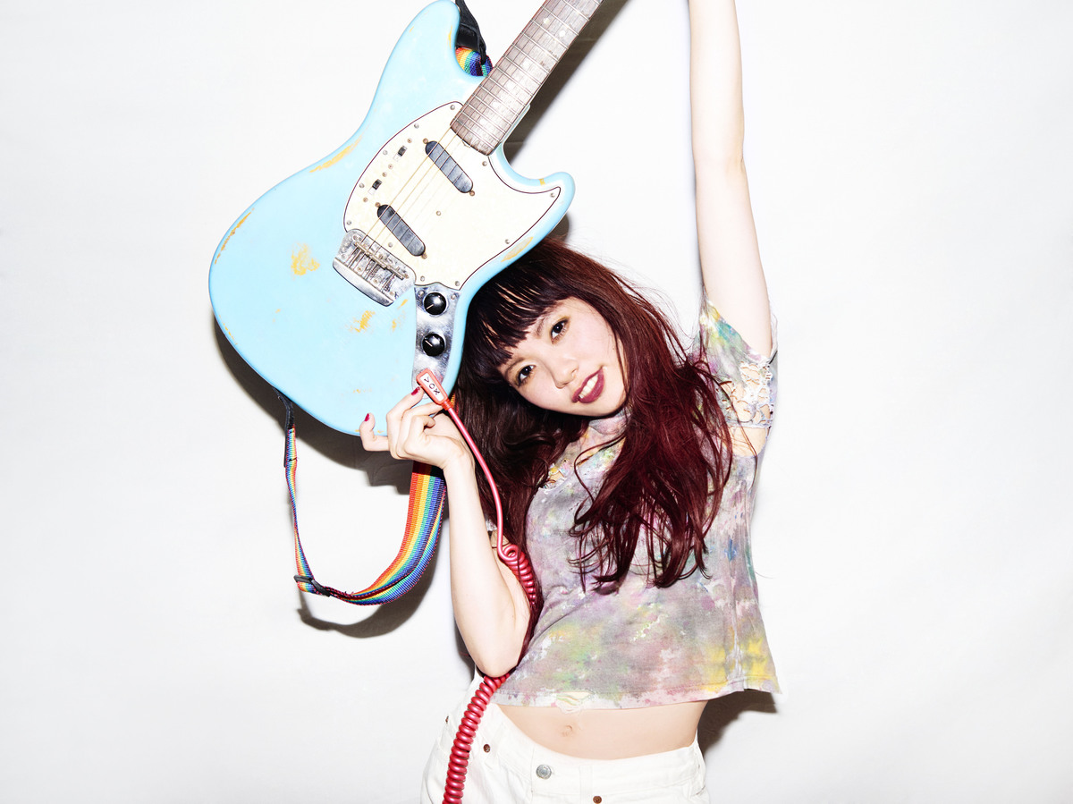 タワレコ渋谷店で働く話題のシンガー Saku、新曲「START ME UP」が有村