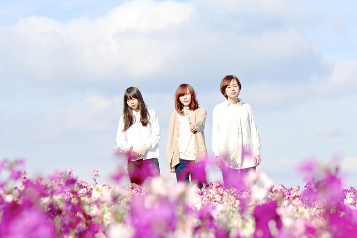 徳島発3ピース・ガールズ・バンド"血眼"、4/8にリリースする初の全国流通盤『whiteout』より「涙のブラウニー」のMVを公開