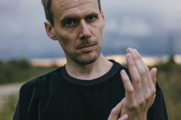 CLARK、最新EP『Flame Rave』より新曲「To Live And Die In Grantham」のMV公開