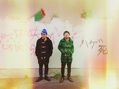 HINTO 安部コウセイ＆伊東真一によるアコースティック・ユニット"堕落モーションFOLK2"、5/20にリリースする2ndミニ･アルバム『私音楽-2015帰郷-』のジャケット＆収録内容を発表。最新アー写も公開