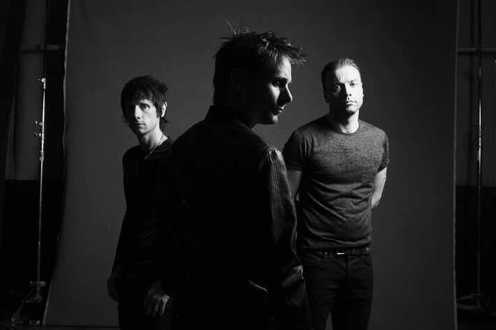 フジロックで来日するMUSE、6月に7thアルバム『Drones』リリース決定