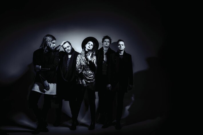 フジロックで来日するOF MONSTERS AND MEN、6/10に2ndアルバム『Beneath The Skin』のリリース決定＆オープニング・トラック「Crystals」のリリック・ビデオを公開