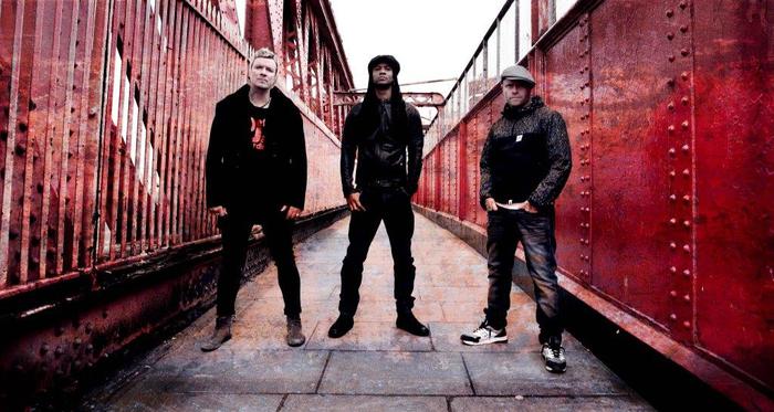 サマソニ大阪＆ソニマニで来日するTHE PRODIGY、明日リリースするニュー・アルバム『The Day Is My Enemy』収録曲「Wild Frontier」のライヴ映像を公開